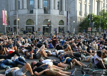 Poliisiväkivaltaa vastustavat mielenosoittajat makasivat kadulla keskiviikkona Washingtonissa.