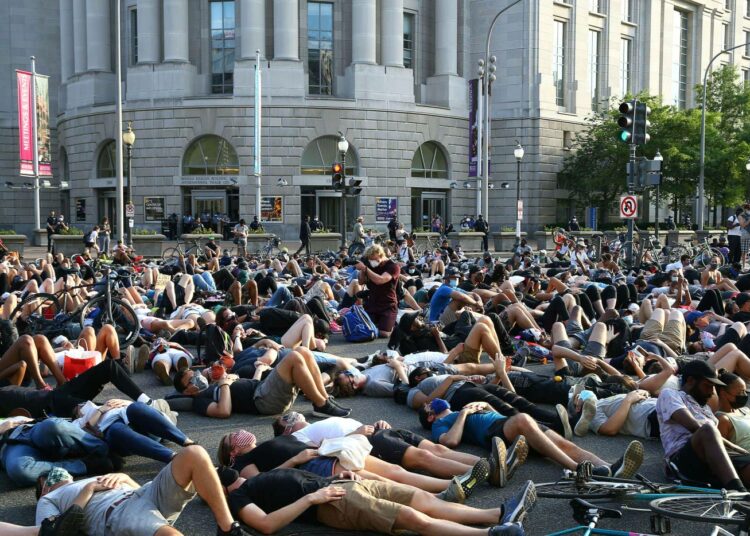 Poliisiväkivaltaa vastustavat mielenosoittajat makasivat kadulla keskiviikkona Washingtonissa.