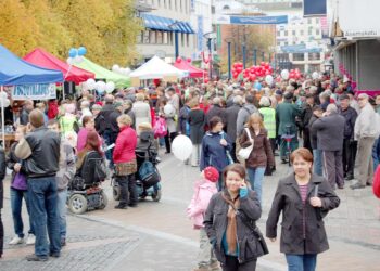 Jyväskylän kävelykatu kuhisi väkeä kesällä 2016 puolueiden kuntavaaliteltoilla. Tänä kesänä koronaepidemia estää tapahtumat.