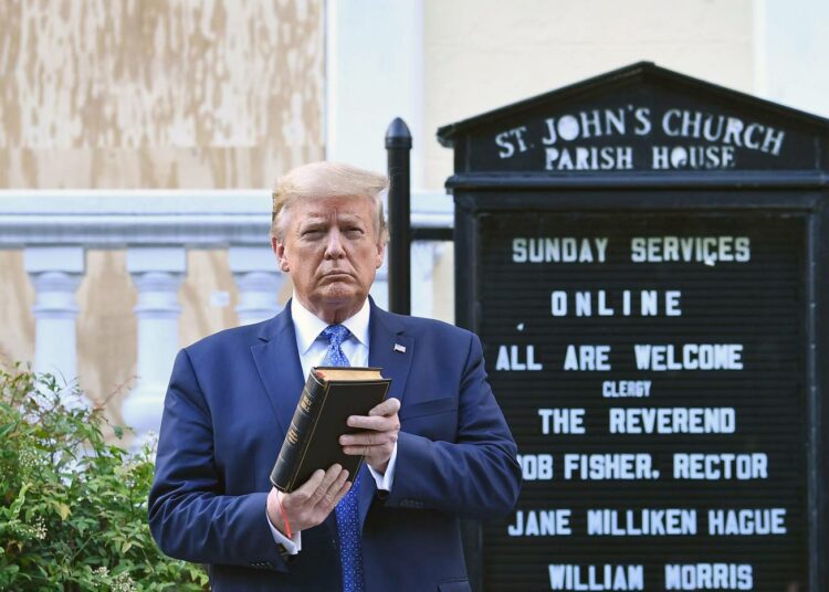Trump pääsi viime viikon maanantaina poseeraamaan Raamatun kanssa, kun protestoijat oli häädetty kyynelkaasulla pois tieltä.