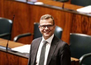 Kokoomuksen puheenjohtaja Petteri Orpo lisäisi työttömyysturvan leikkaamisen rinnalla myös paikallisen sopimista ”edes määräajaksi”.