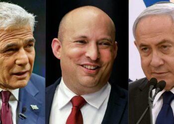 Jair Lapid (vas.) yrittää rakentaa hallituksen puolueista, joita yhdistää tavoite vapauttaa Israel Netanjahun (oik.) otteesta. Ratkaisijan asemassa on Naftali Bennett.