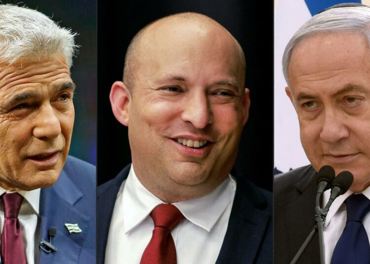 Jair Lapid (vas.) yrittää rakentaa hallituksen puolueista, joita yhdistää tavoite vapauttaa Israel Netanjahun (oik.) otteesta. Ratkaisijan asemassa on Naftali Bennett.