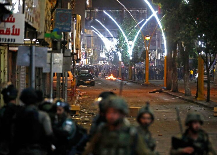 Israelin kaavailemat palestiinalaisten häädöt kaupungissa ovat sytyttäneet protestiliikkeen, joka on kiihtynyt väkivaltaisiksi poliisin ja palestiinalaisten yhteenotoiksi.