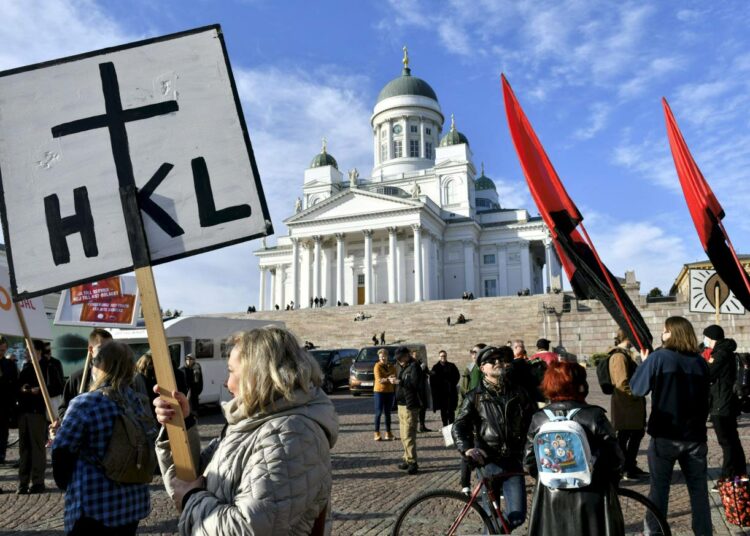 Julkisten ja hyvinvointialojen liitto JHL järjesti mielenosoituksen HKL:n yhtiöittämistä vastaan Helsingin Senaatintorilla keskviikkona valtuuston kokouksen aikana.