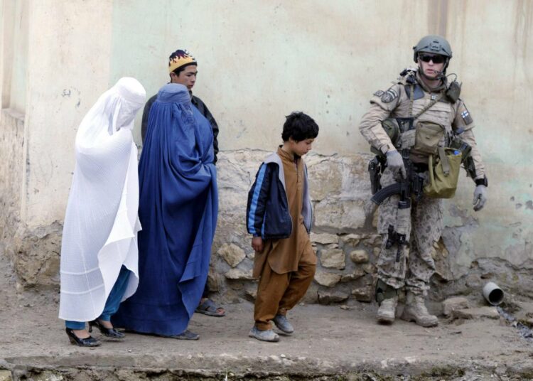 Suomalainen ISAF-kriisinhallintajoukkojen rauhanturvaaja jalkapartiossa Mazar-i-Sharifissa Afganistanissa vuonna 2013.