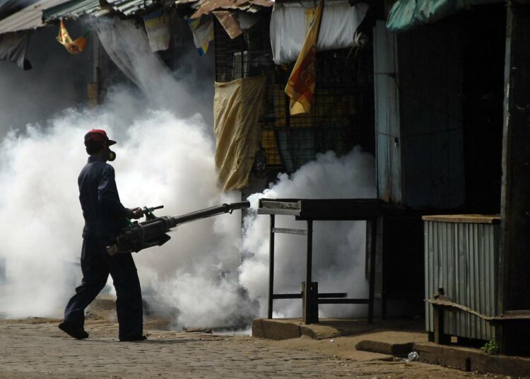 Hyttysten lisääntymistienoiden myrkytykset ovat yksi keino taistella hyttysten levittämää dengue-kuumetta vastaan.