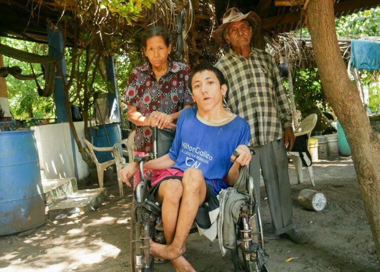 Francisco Martínez, vaimo Gloria García ja heidän vaikeasti vammainen poikansa Fredy Martínez ovat asettuneet kuvattaviksi kotipihallaan. Francisco on itse rakentanut perheen talon maalle, jota pankki nyt väittää omakseen.