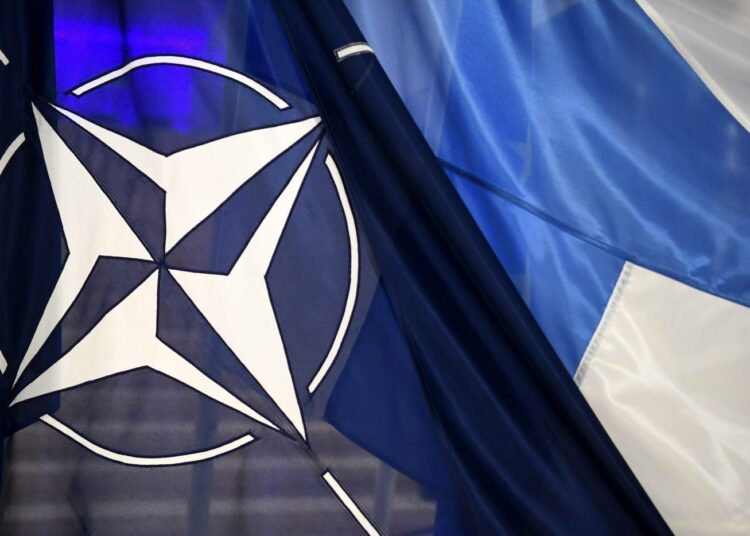 Sotilasliitto Naton jäsenyyden hakeminen on poliittinen päätös.