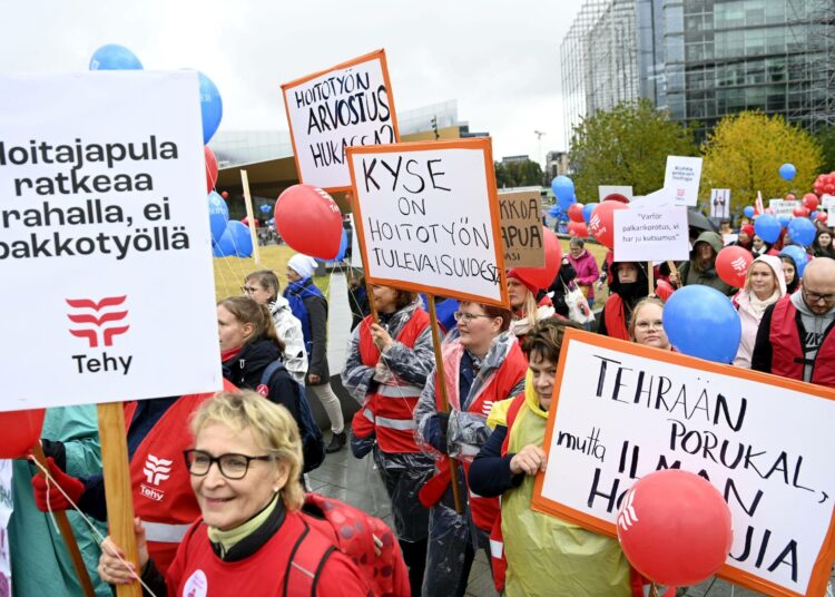 Hoitajajärjestöt järjestivät perjantaina mielenosoituksen potilasturvallisuuslakia vastaan.