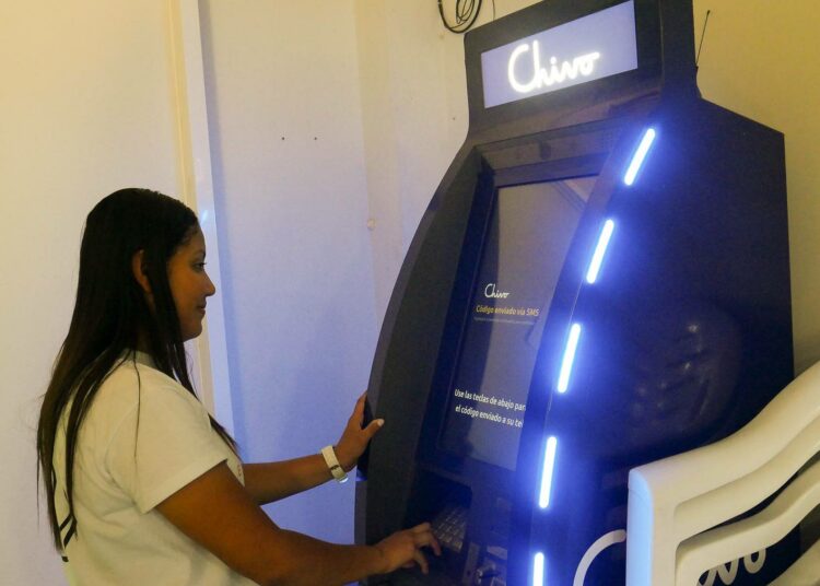 Bitcoin-pankkiautomaatti, jollaisia on ympäri El Salvadoria. Niiden toivottiin helpottavan kryptovaluutan käyttöönottoa, mutta harva on tehnyt niin.
