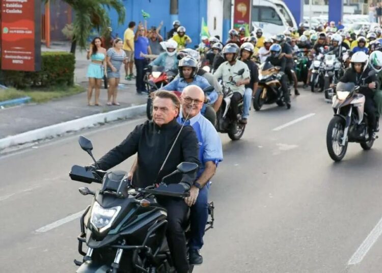 Brasilian presidenttinä 2019-2022 toiminut Jair Bolsonaro tapasi koota kannattajansa moottoripyöräkulkueisiin, joiden keulilla hän ajoi ilman lain edellyttämää kypärää