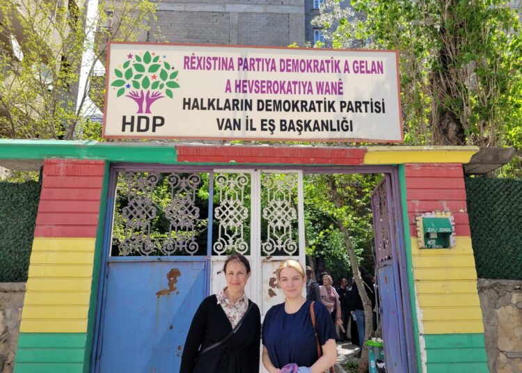 Epäviralliset vaalitarkkailijat kurdialueille oli kutsunut vasemmistolainen HDP-puolue. Eri puolilta Eurooppaa tarkkailijoita tuli kaikkiaan 175, heidän joukossaan olivat myös Veronika Honkasalo ja Mai Kivelä. Kuva on otettu HDP:n Vanin päämajan edustalla.