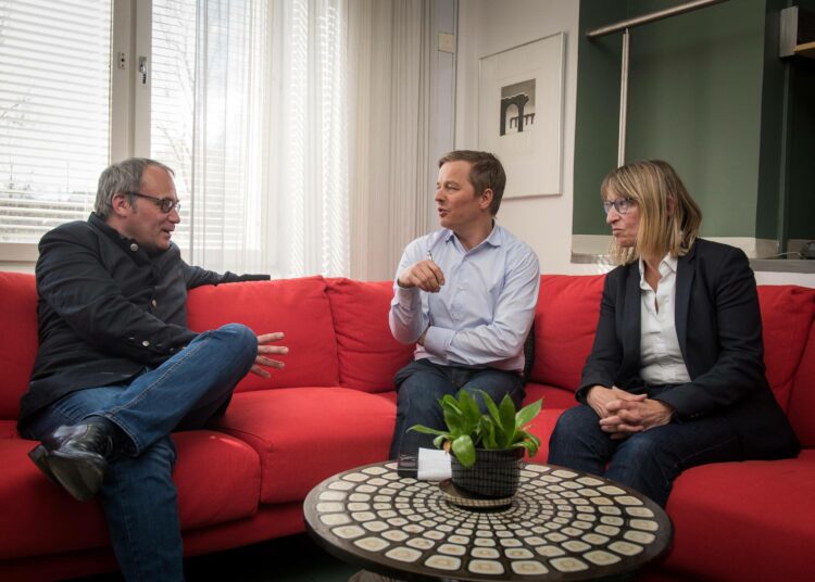 Jussi Virkkunen (kesk.) keskusteli Florian Weisin (vas.) ja Conny Hildebrandtin kanssa.