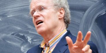 Sosiologi Erik Olin Wright luennoi Kiovan yliopistossa vuonna 2013.