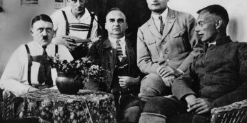 Adolf Hitler sekä Emil Maurice, Hermann Kriebel, Rudolf Hess ja Friedrich Weber Landsbergin vankilassa.