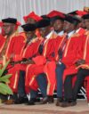 Everstiluutnantti pastori tohtori Samba Mosweu Afrikka-yliopiston valmistujaisjuhlassa. Takavasemmalla koulutusohjelman isä, yhdysvaltalainen eversti David Wesley Lile.