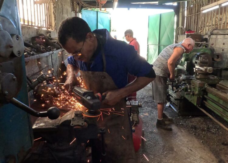 Työntekijöitä pienessä konepajassa Havannassa. Monet yksityisen sektorin toiminnot ovat kärsineet Kuuban nykyisestä energiakriisistä.