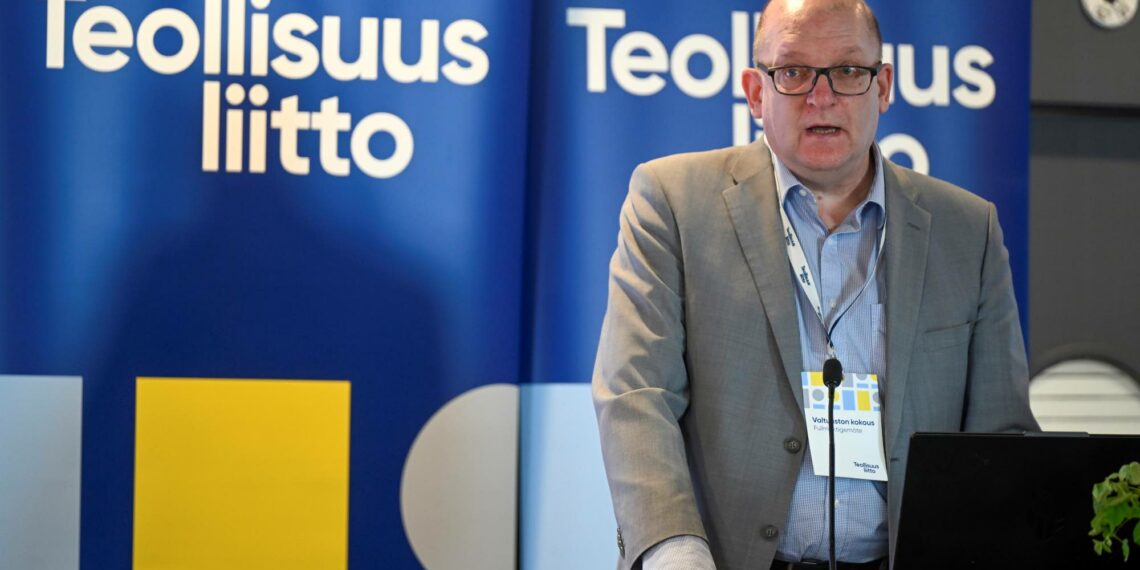 "Suomessa ei saa olla yrityksiä, jotka tekevät voittoa ihmisten hädällä, pelolla tai tietämättömyydellä", sanoo Teollisuusliiton puheenjohtaja Riku Aalto.