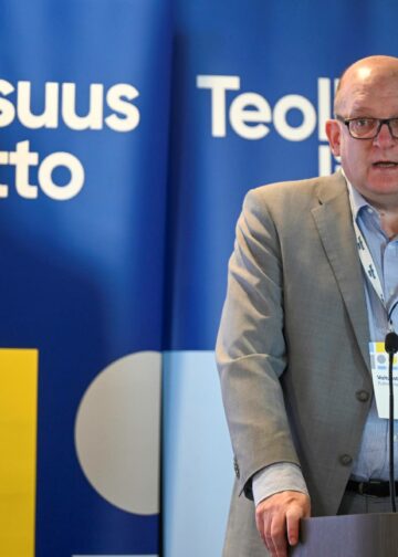 "Suomessa ei saa olla yrityksiä, jotka tekevät voittoa ihmisten hädällä, pelolla tai tietämättömyydellä", sanoo Teollisuusliiton puheenjohtaja Riku Aalto.