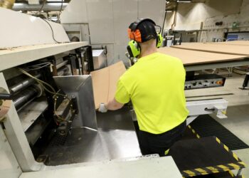 Kirjoittaja kehottaa tekoihin työelämän uudistamiseksi.