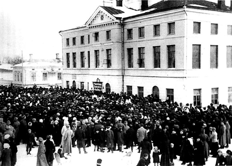Haminan raatihuone oli vallan ja vallankumousten keskus. Kuva talvelta 1917, jolloin Venäjän vallankumous oli herättänyt valtavan innostuksen yli poliittisten ja kansallisuusrajojen. Hamina 1918 -kirjan kuvitusta.