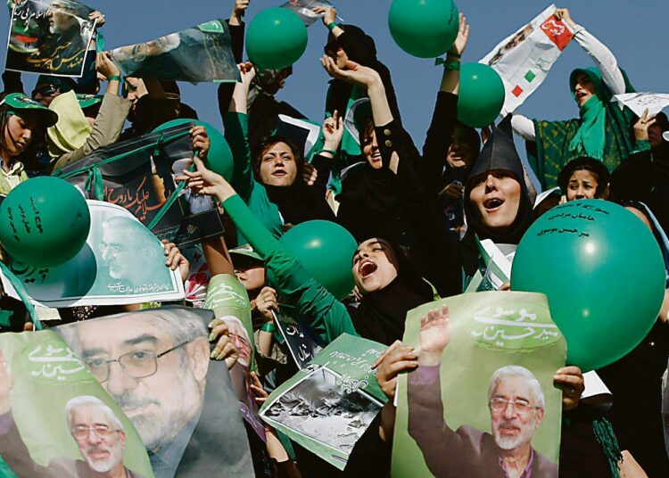 Opposition pääehdokas Mir Hossein Mousavi on saanut innostuneen kannattajajoukon naisista ja nuorista.