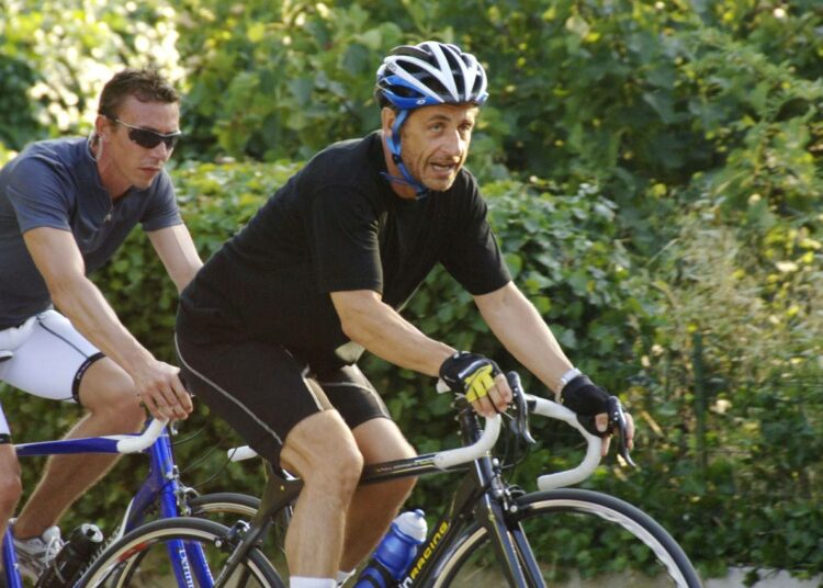 Presidentti Nicolas Sarkozy (kuvassa pyöräilemässä kesälomallaan Etelä-Ranskassa toissa viikolla) on saavuttanut sellaisen aseman, että vasemmisto ? johon Ranskassa luetaan myös vihreät ? on alkanut etsiä yhteistyöstä vastavoimaa.
