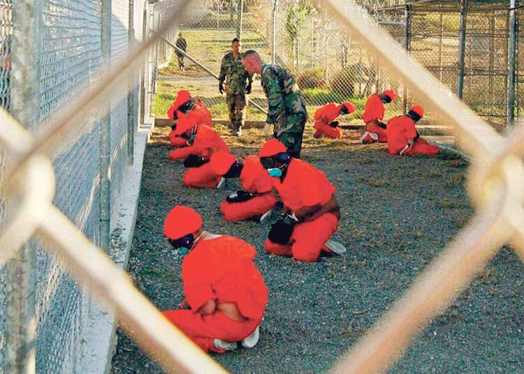 Guantánamon vankeja tammikuussa 2002. Kuvan välitti kansainvälisille kuvatoimistoille Yhdysvaltain puolustusministeriö.