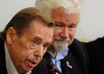 Entinen presidentti Vaclav Havel (vas.) ja senaattori Petr Pithart samettivallankumousta muistelleessa konferenssissa lauantaina Prahassa.