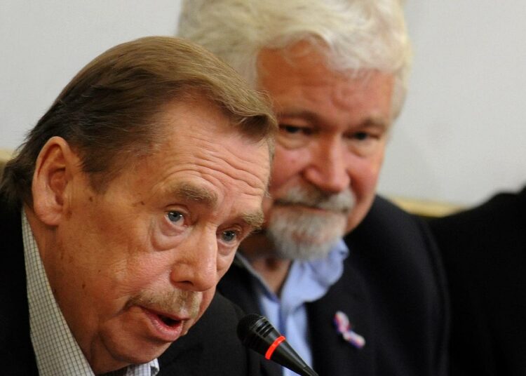 Entinen presidentti Vaclav Havel (vas.) ja senaattori Petr Pithart samettivallankumousta muistelleessa konferenssissa lauantaina Prahassa.
