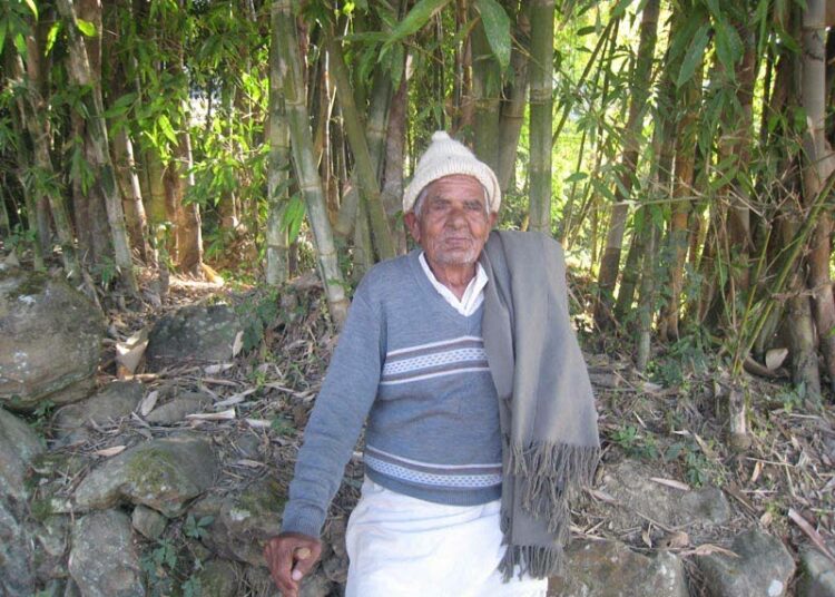 Nepalilainen Shankar Prasad Ghimire, 87, on johtanut kylänsä metsänhoitohanketta hyvin tuloksin.