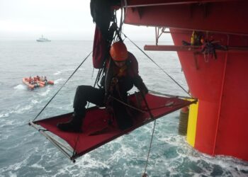 Greenpeacen aktivisti nousemassa öljynporauslautalle Grönlannin länsipuolella 31. elokuuta.