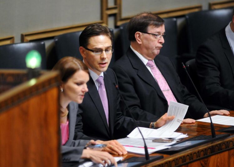 Eduskunnan välikysymyskeskustelussa ministerit Kiviniemi, Katainen ja Väyrynen.
