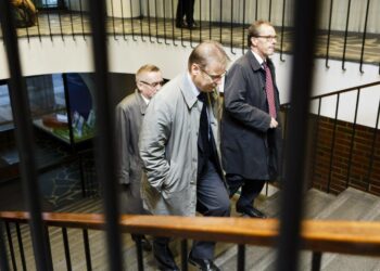 SAK:n puheenjohtaja Lauri Lyly (kesk.), STTK:n puheenjohtaja Mikko Mäenpää (vas.) ja EK:n toimitusjohtaja Mikko Pukkinen saapuivata maanantaiaamuna työmarkkinajohtajien neuvotteluihin Helsingin Etelärantaan.