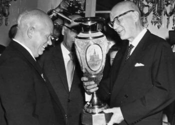 1960-luvulla radikalisoitunut presidentti Urho Kekkonen oli kirkolle kauhistus. Kuvassa Kekkonen ja neuvostojohtaja Nikita Hrutstshov vuonna 1960.