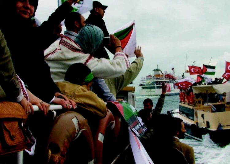 Tänään nähtävä Lens Politican avajaiselokuva kertoo israelilaisiskusta Mavi Marmara -alukselle viime vuoden toukokuussa.