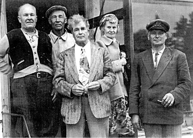 Kangasniemen matkalla kesällä 1952. Vasemmalta kyläkauppias Arvi Tarvainen, Ananias Albrecht, Hiski ja Aini-vaimo sekä Hiskin säestäjä ja kuljettaja Emil Hänninen.