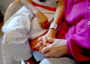 Ikäsyrjintään ovat puuttuneet alan asiantuntijat ja he ovat saaneet vuodesta 1975 alkaen vireillä olleen vanhusten hoitolain eteenpäin.