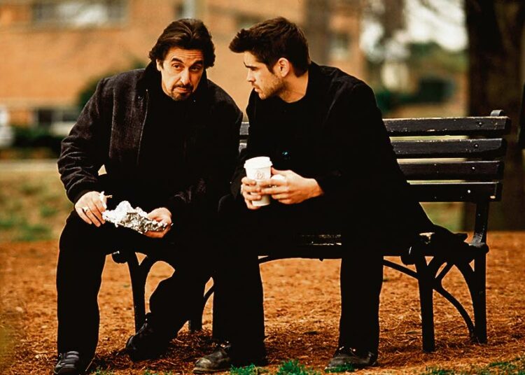 CIA-kouluttaja (Al Pacino) värvää nuoren miehen (Colin Farrell).