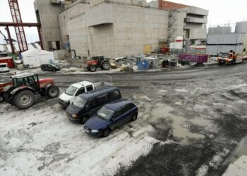 Teollisuuden Voiman Olkiluodon ydinvoimalatyömaata uhkaa lakko.