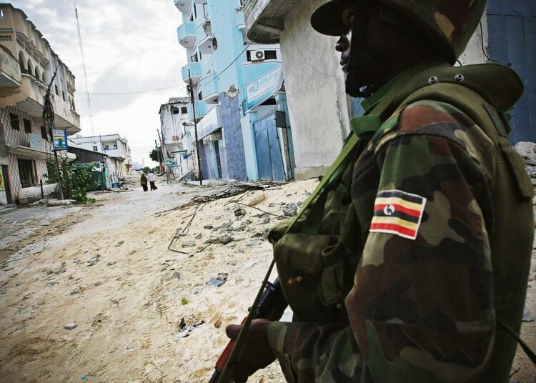 Afrikan unionin joukkoihin kuuluva ugandalaissotilas partioi autiota katua Bakaran torialueella Somalian pääkaupungissa Mogadishussa viime vuonna. Ugandalaisjoukot valtasivat torialueen Al-Shabaabin islamistikapinallisilta viime vuoden elokuussa.