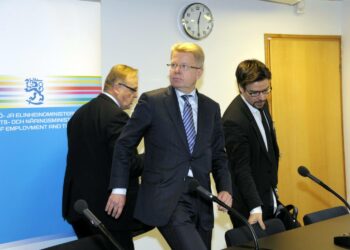 Työministeri Lauri Ihalainen (vas), elinkeinoministeri Jyri Häkämies ja ympäristöministeri Ville Niinistö pitivät tiedotustilaisuuden Suomen kaivostoiminnasta keskiviikkona.