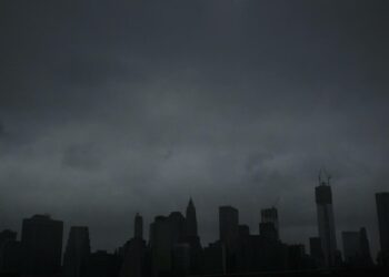 Hurrikaani Sandy lähestymässä New Yorkia maanantaina.
