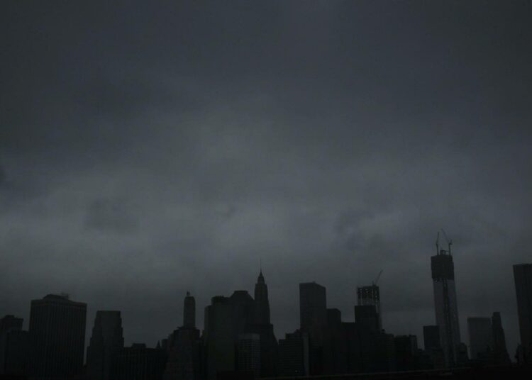 Hurrikaani Sandy lähestymässä New Yorkia maanantaina.