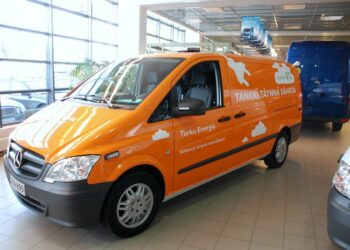 Ensimmäiset sarjavalmisteiset sähköpakettiautot luovutettiin käyttäjilleen keskiviikkona.