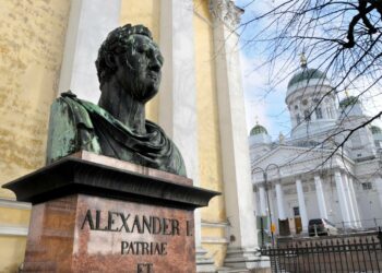 Turkulaiset haluaisivat Helsingissä Suomen Kansalliskirjaston pihalla seisovan Aleksanteri I:n patsaan takaisin Turun Akatemiatalon juhlasaliin.