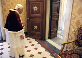 Paavi Benedictus XVI kävelee vähitellen pois näyttämöltä.