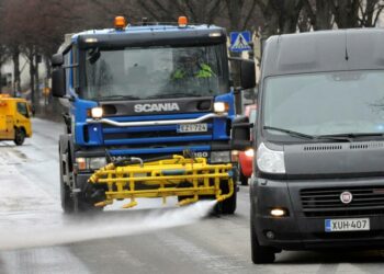 Allergia- ja astmaliitto sekä Hengitysliitto kehottavat kuntia ja kiinteistöjä puhdistamaan kadut nopeasti.