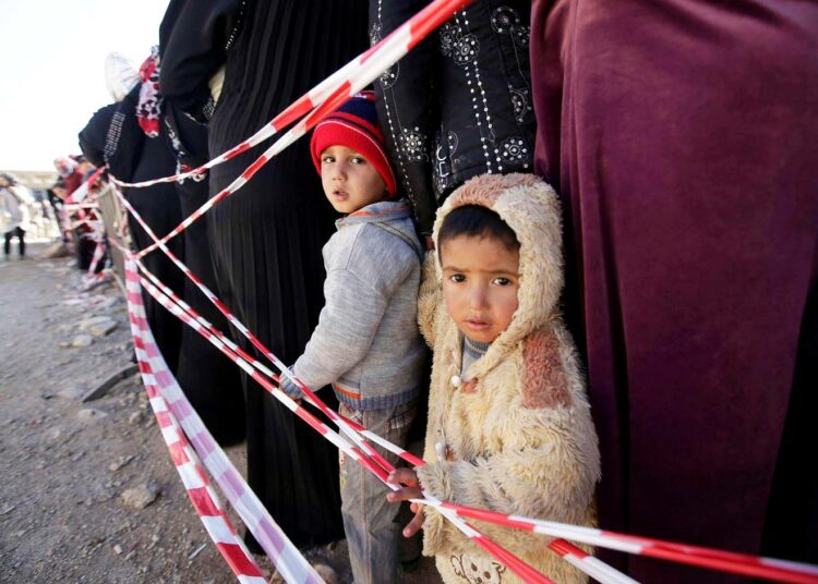 Syyriasta paenneita perheitä jonottamassa rekisteröitymistä pakolaisleirillä Libanonissa marraskuun puolivälissä.